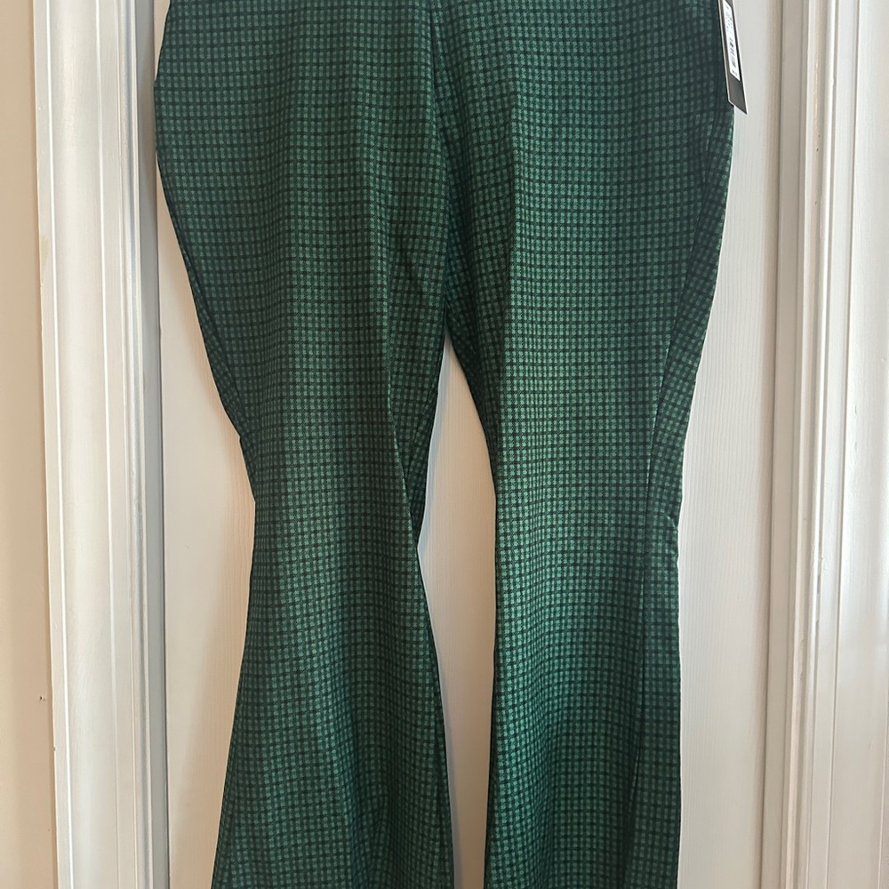 Investments Slim Factor Green Plaid Trousers. Perfect for holiday parties!